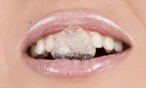 خوردن یخ چه اشکالی دارد و آیا این عادت ممکن است باعث آسیب رسیدن به- دندان ها شود؟