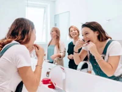 تمیز کردن دندان ها در مطب دندان پزشکی